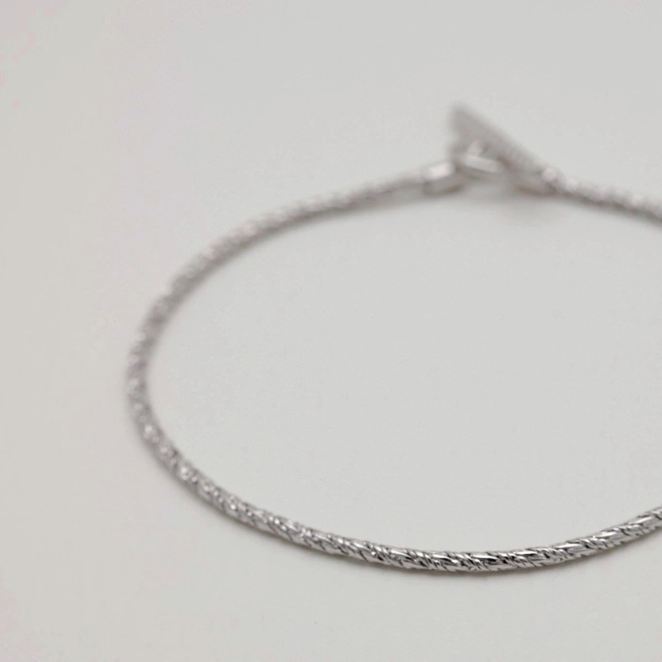 Side view of the Érine Chain Bracelet highlighting its rounded profile and sleek woven texture.
Image 5 (Clasp detail):
Close-up of the rope-detailed toggle clasp on the Érine Chain Bracelet in sterling silver.
Let me know if you want the file names renamed to match the product as well.
Ask ChatGPT