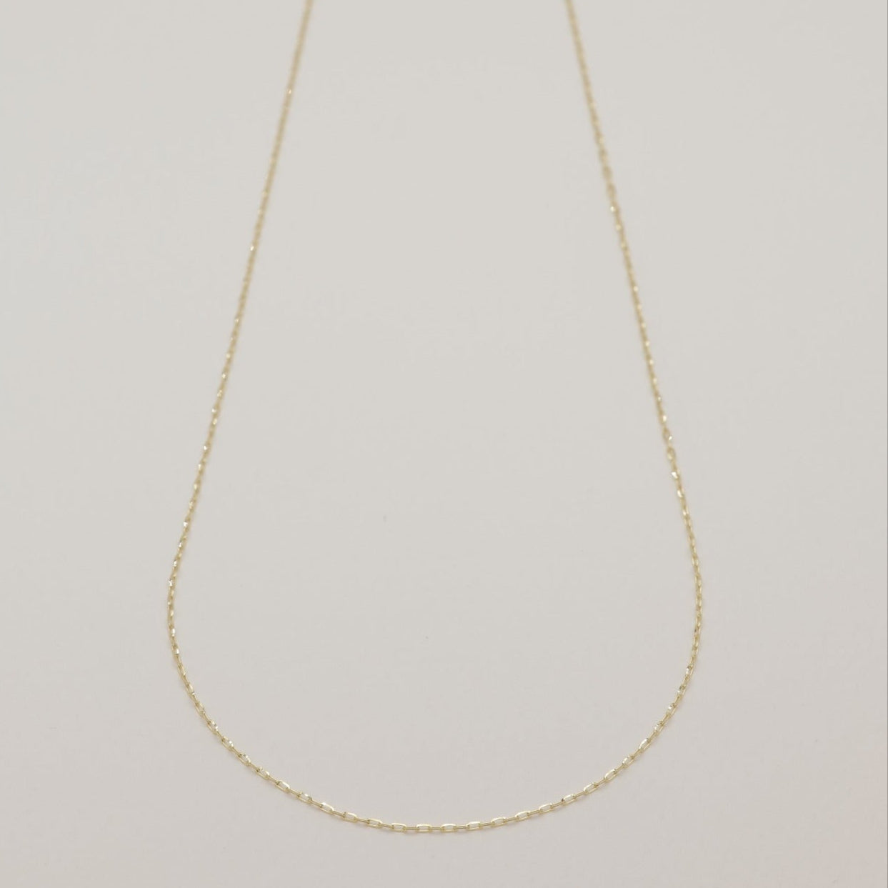 Full view of the Aurélie Chain Necklace in 10K gold arranged in a circle