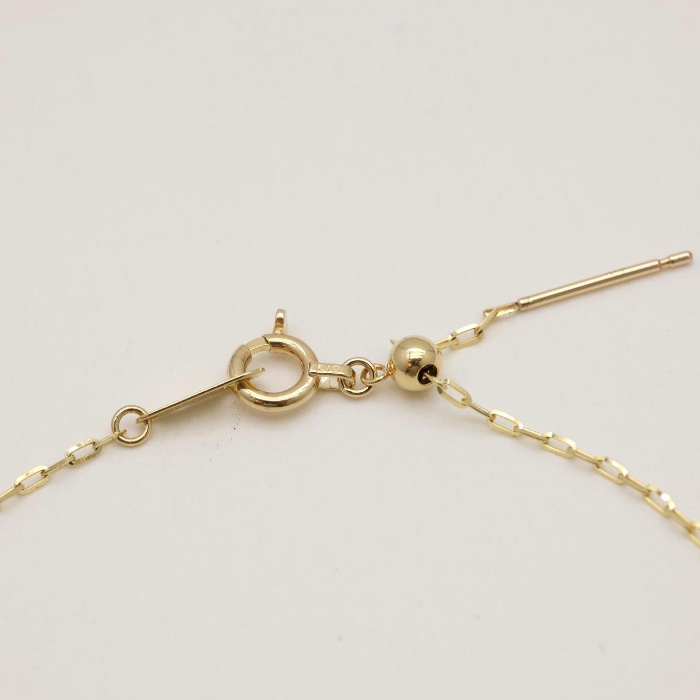 Side angle of the Émilienne Chain Bracelet in 10K gold, showing its polished texture and sliding clasp.