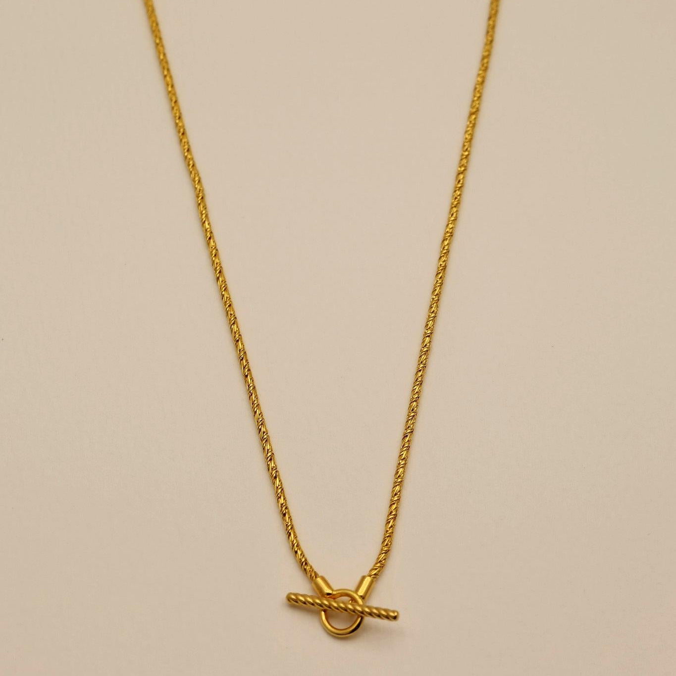 Full view of the Érine Necklace in a relaxed oval shape, highlighting its balanced proportions and polished gold tone.
