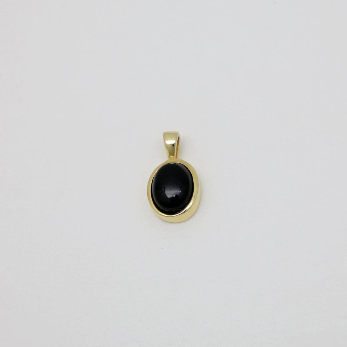 Arianne gold vermeil pendant with oval onyx stone on neutral background