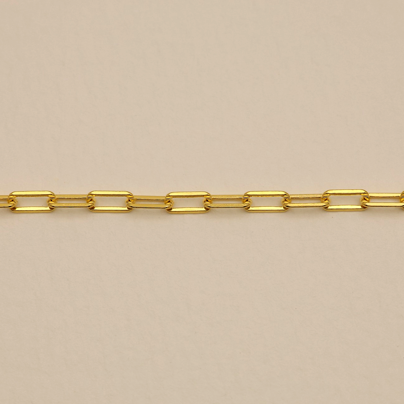 Minimalist rectangular chain necklace in gold vermeil, detail of clasp and links