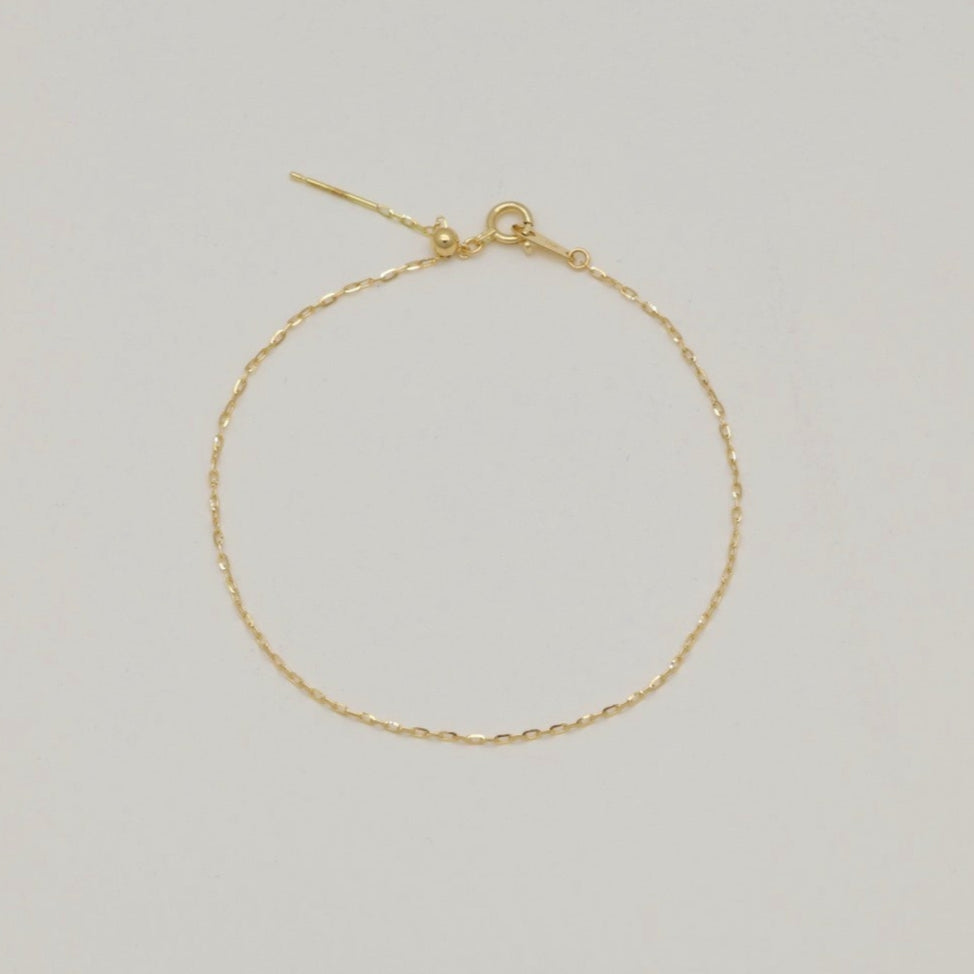 Full view of the Émilie Chain Bracelet in 18K gold displayed in a circle