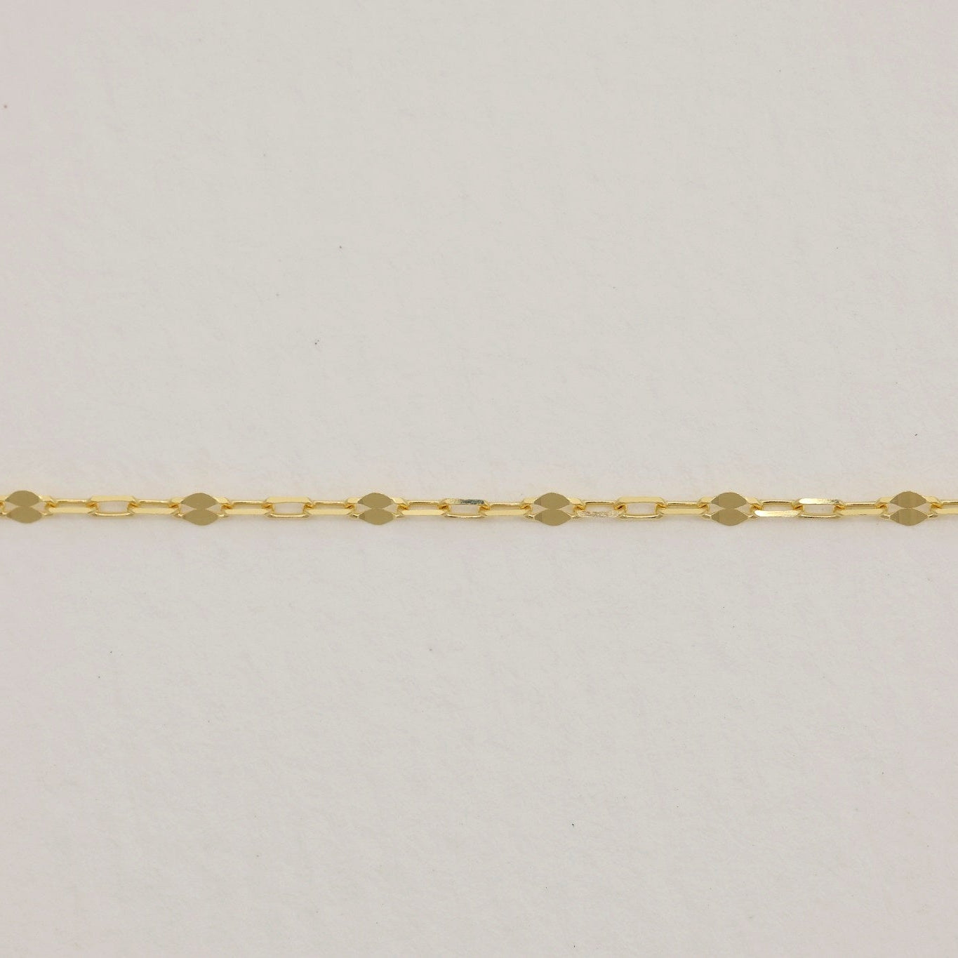 Full view of classic 18K gold bracelet in a circle