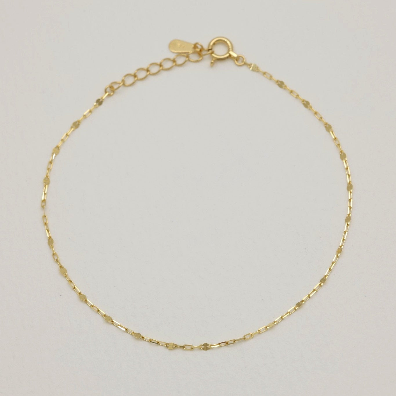 Elongated view of 18K gold bracelet chain texture