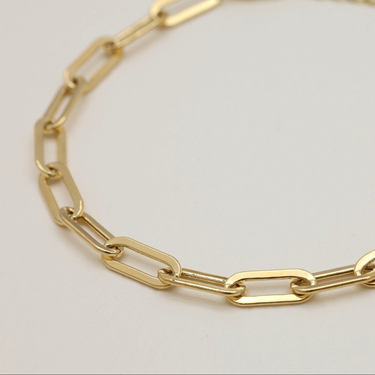 Side view of rectangular gold links on the Érine chain bracelet.