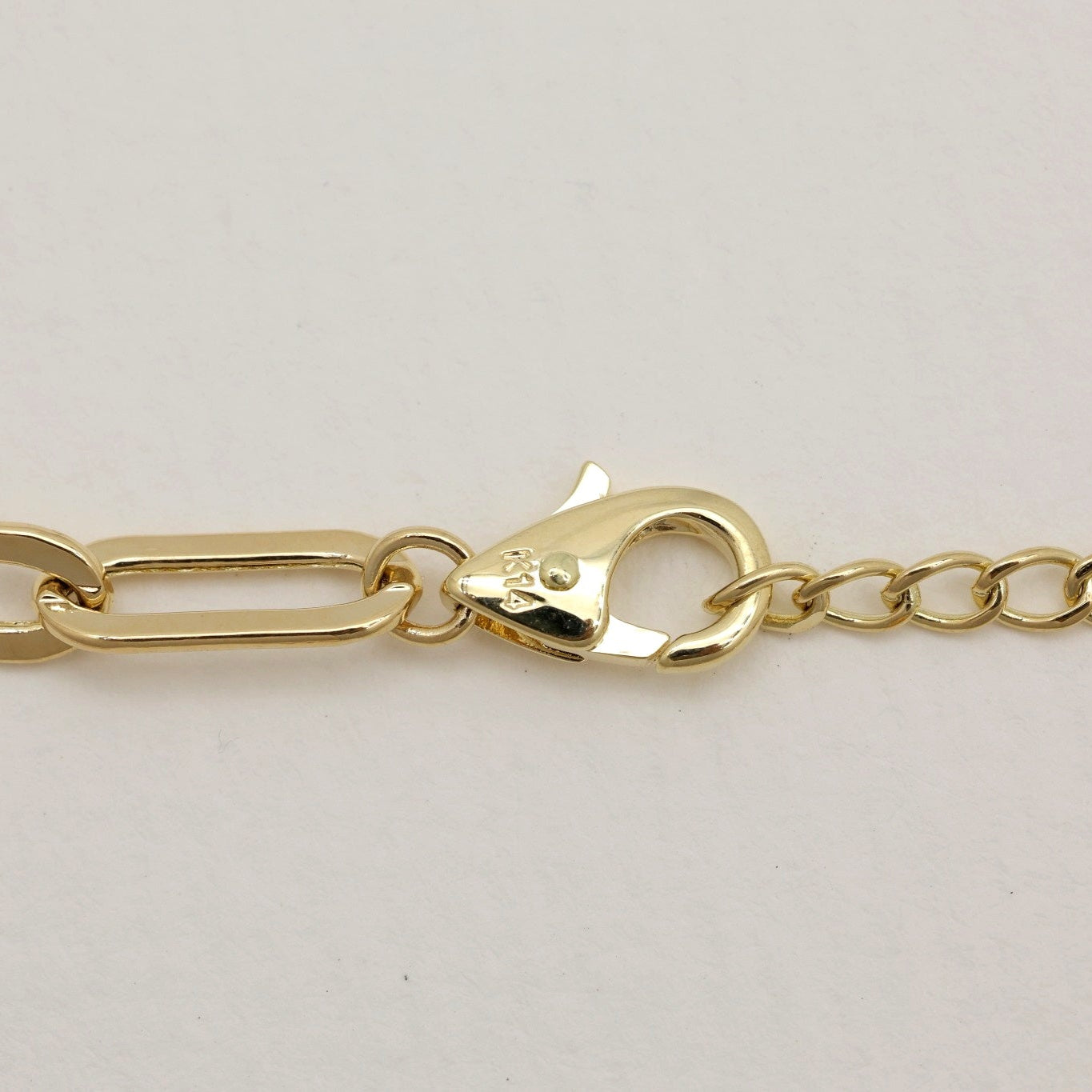 Detailed view of lobster clasp and extension chain on the Érine bracelet.