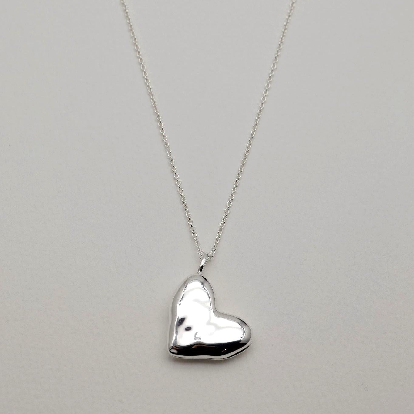 Close-up of the Coeur Locket clasp and extension chain with 925 silver hallmark tag.