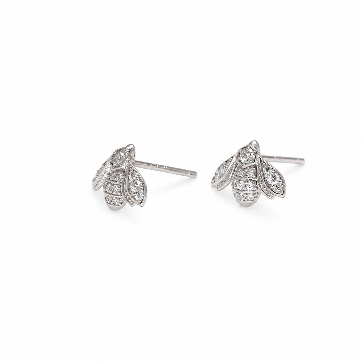 Mélisande bee stud earrings in 925 sterling silver detail view