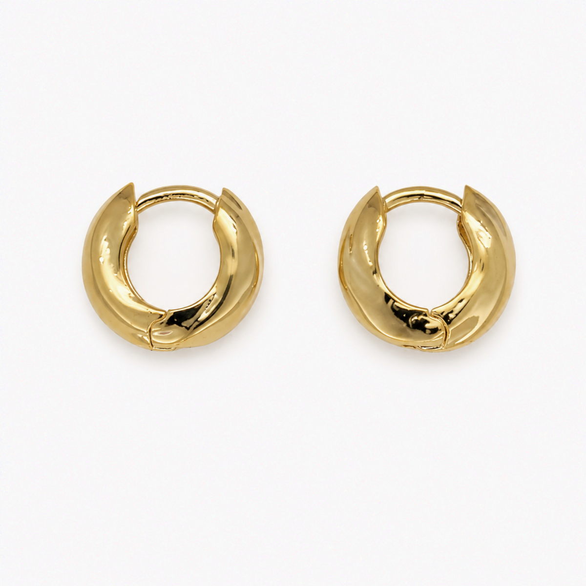 Amélie rounded huggie earrings in 18K gold vermeil back view