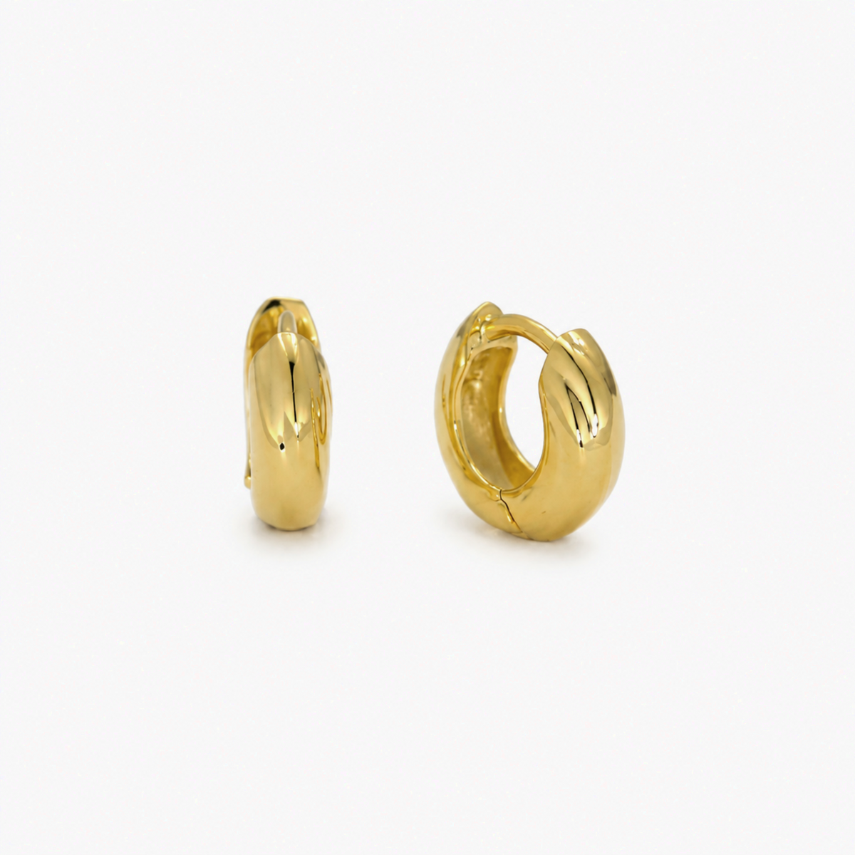 Amélie rounded huggie earrings in 18K gold vermeil angled view