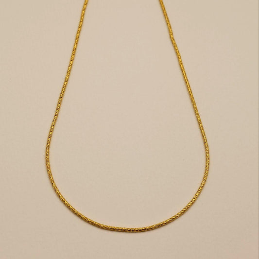 Flat lay of the full Érine Necklace with toggle clasp displayed at the top, capturing its classic yet modern silhouette.