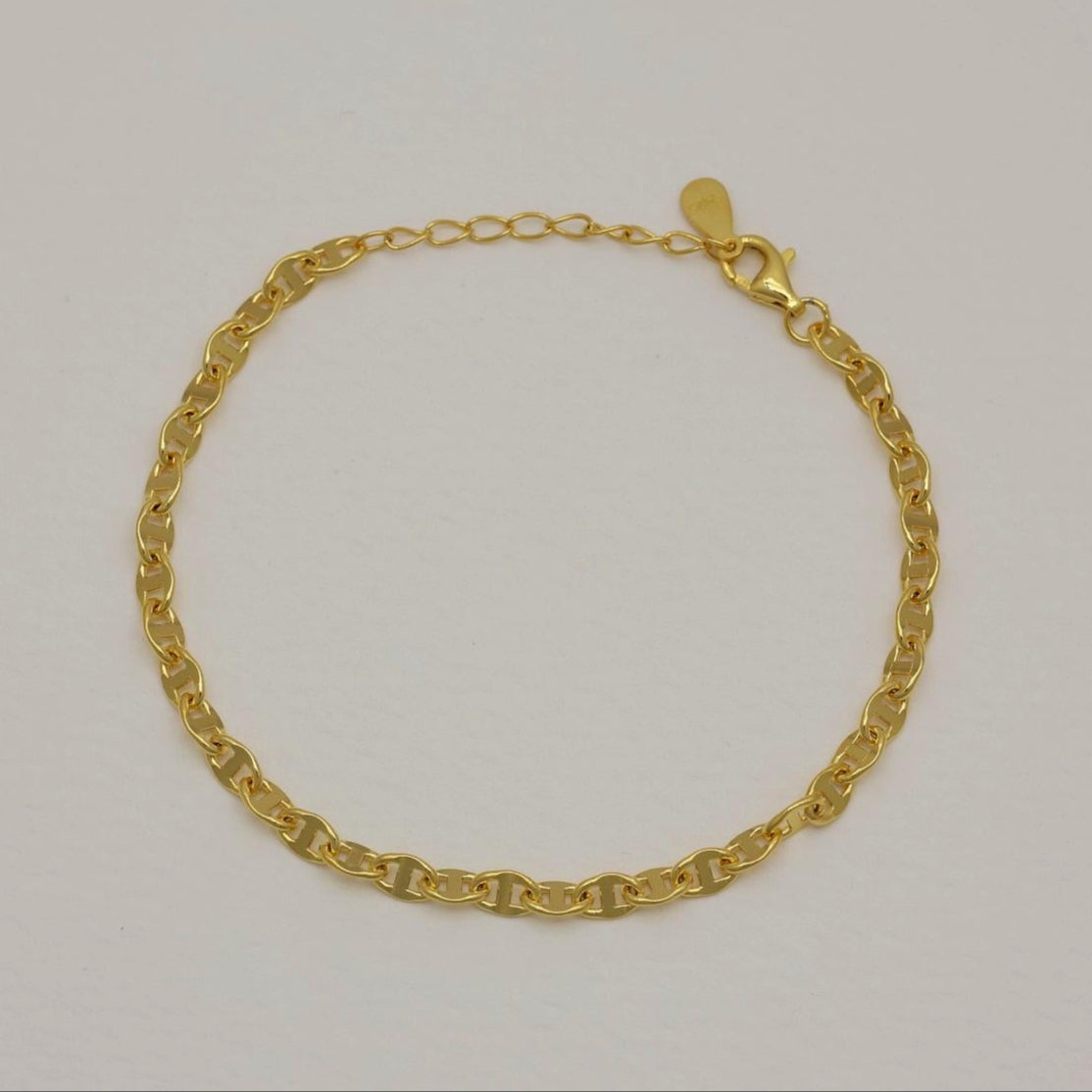 Close-up of the Anouk Chain Bracelet in gold vermeil, featuring rounded equestrian-style links and a polished finish.