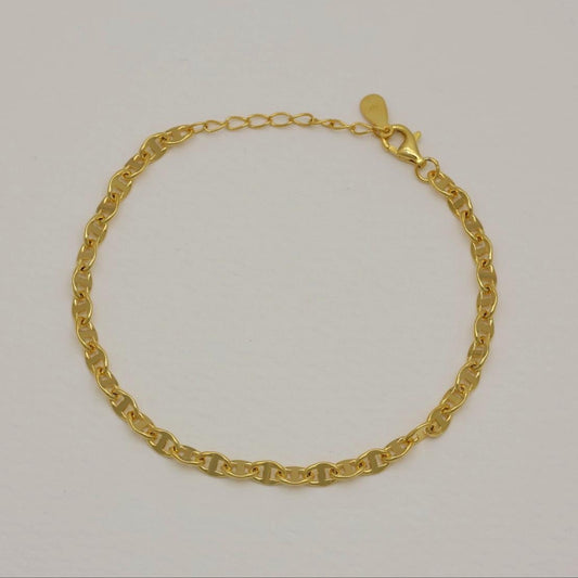 Close-up of the Anouk Chain Bracelet in gold vermeil, featuring rounded equestrian-style links and a polished finish.