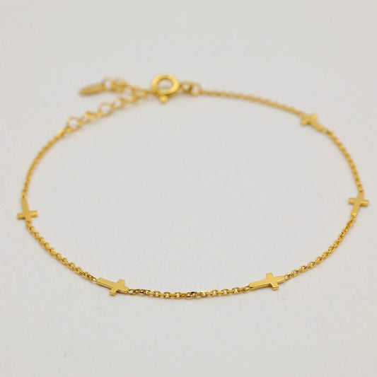 Gaëlle bracelet in gold vermeil shown in a looped circle with clasp and extender

