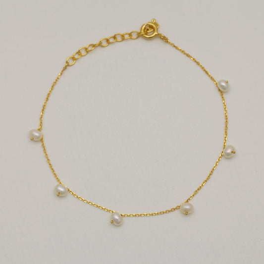 Overhead view of Lilou Pearl Bracelet in gold vermeil, laid in a circle

