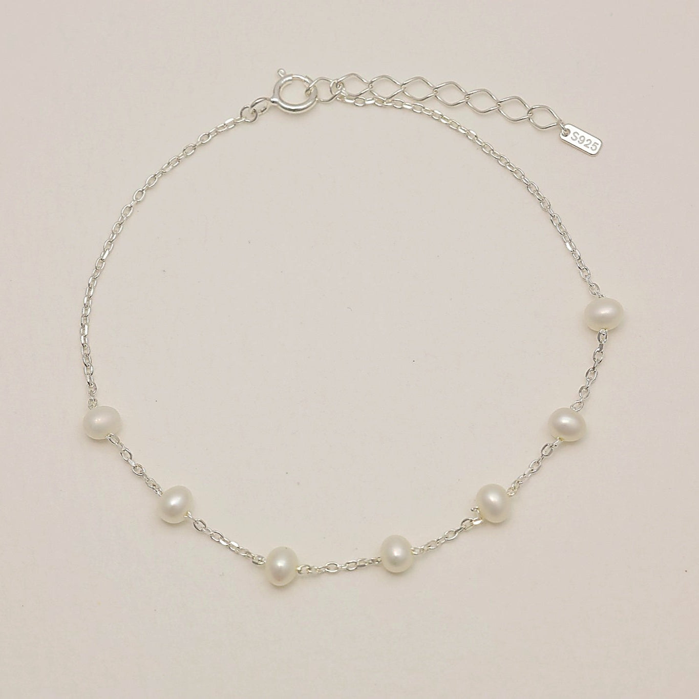 Minimal pearl bracelet in sterling silver with 7 natural pearls
