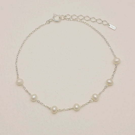 Minimal pearl bracelet in sterling silver with 7 natural pearls
