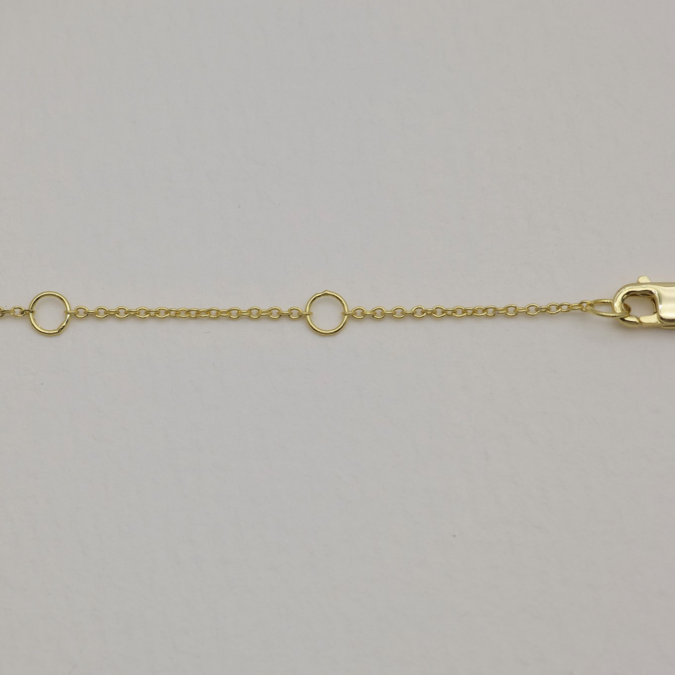 Close-up of the chain and clasp section with “SV925” tag and two 2cm adjustment loops.