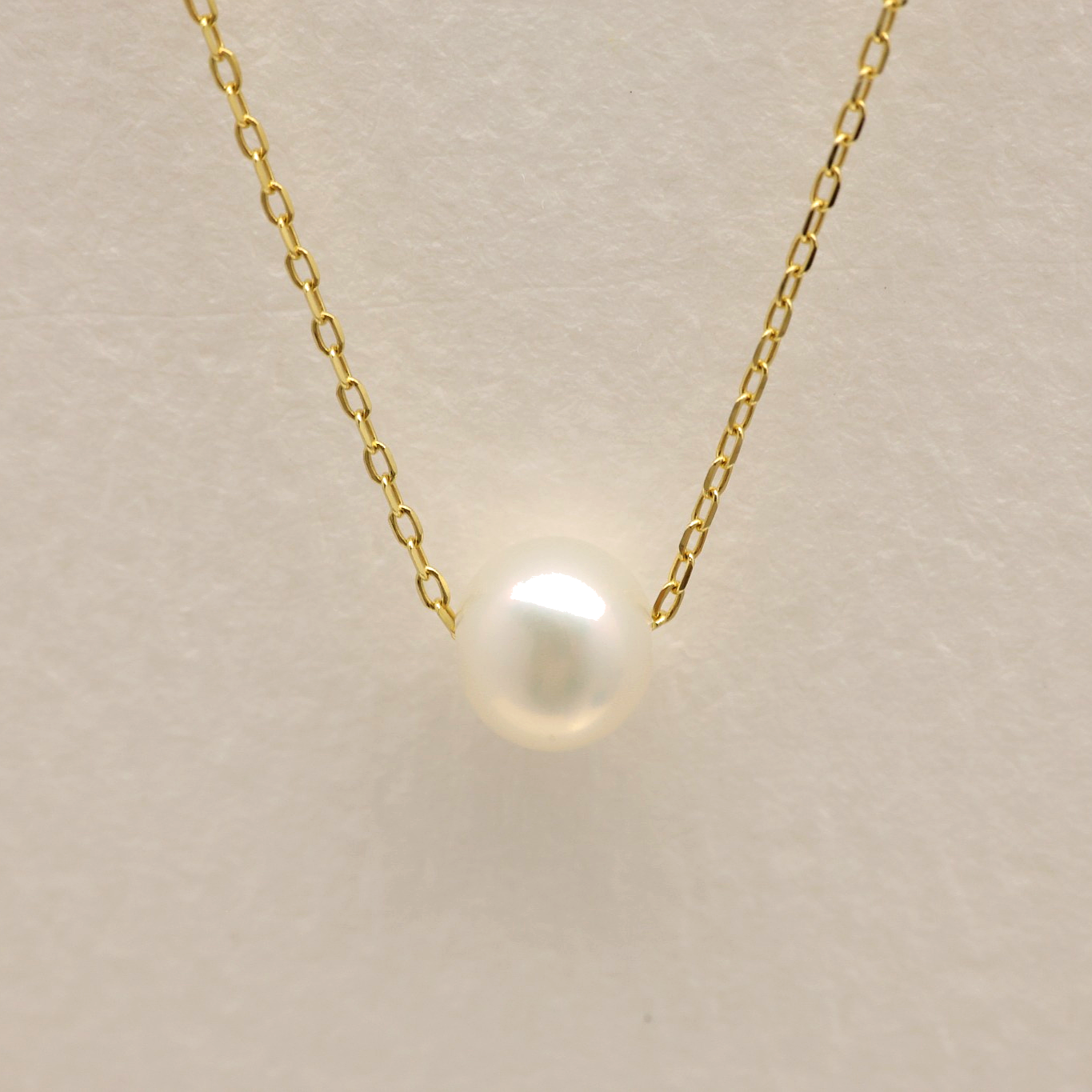 Close-up of the Élodie Pearl Necklace showing a single natural pearl on a gold vermeil chain