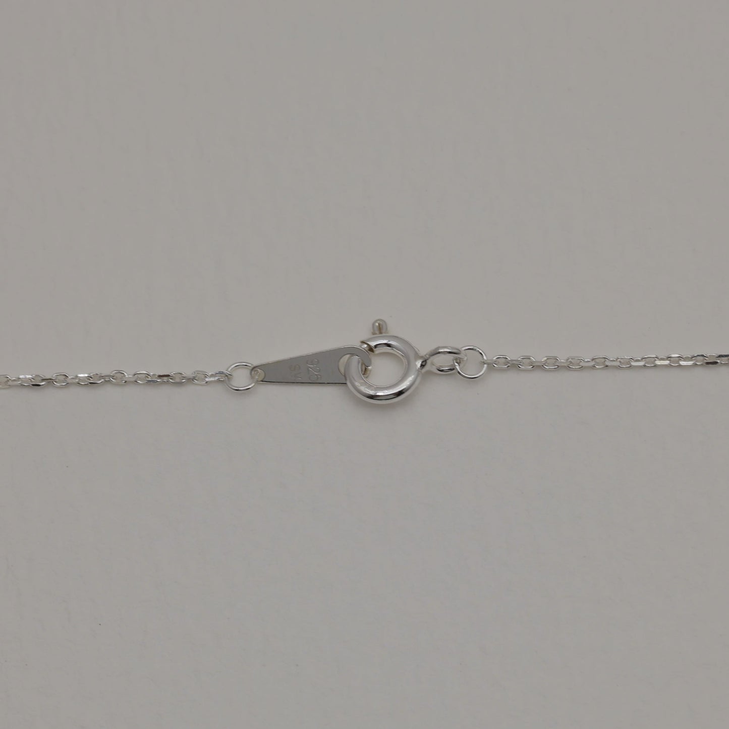 Detail of the spring clasp and 925 hallmark tag on the Léontine Necklace chain.