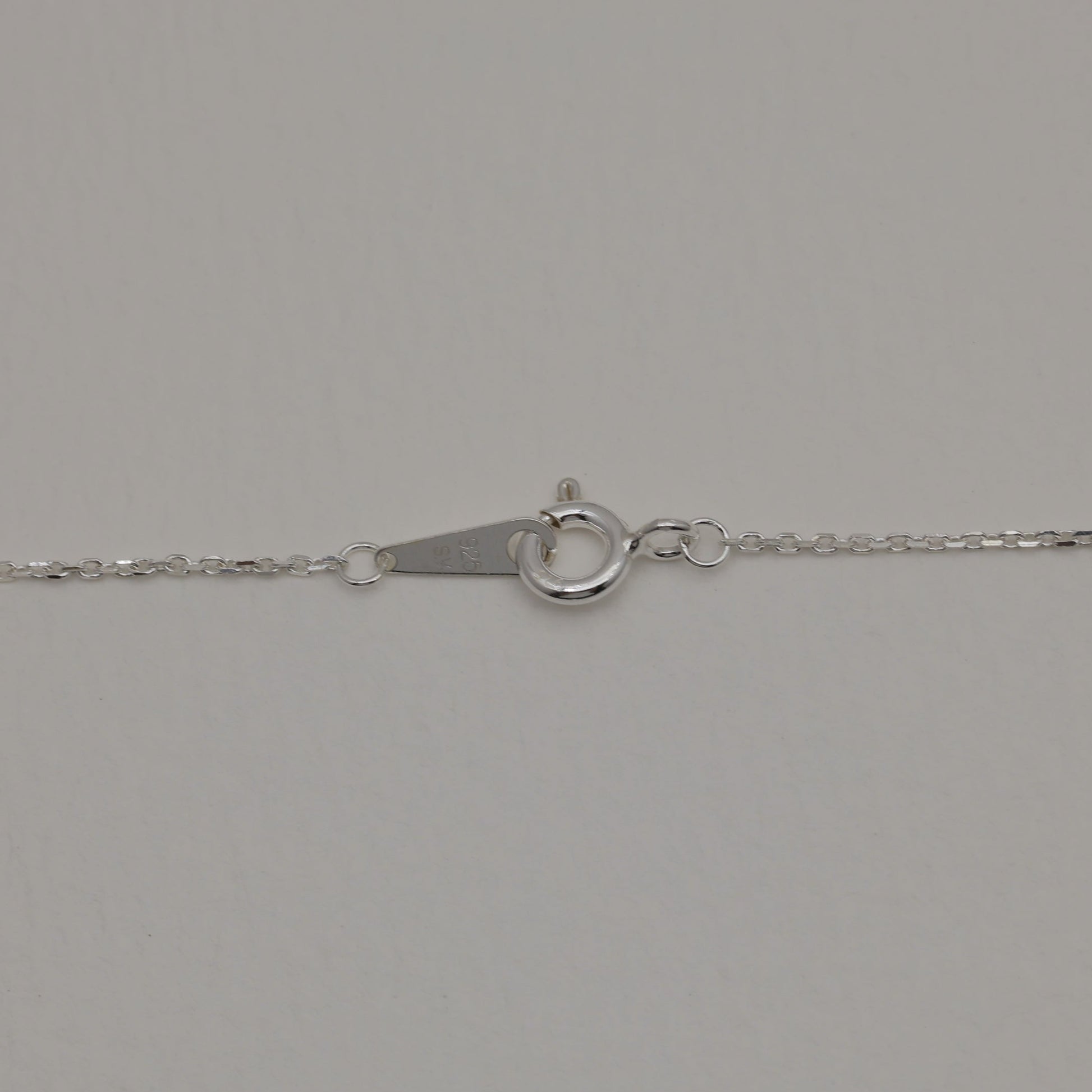 Detail of the spring clasp and 925 hallmark tag on the Léontine Necklace chain.