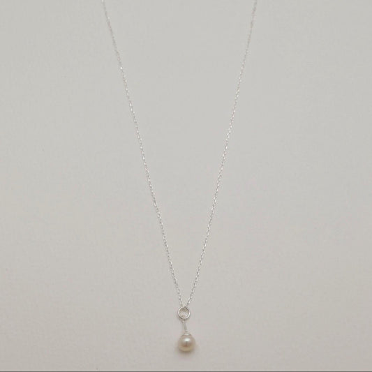 Full view of the Léa Necklace featuring a single natural pearl pendant on a 925 sterling silver chain.