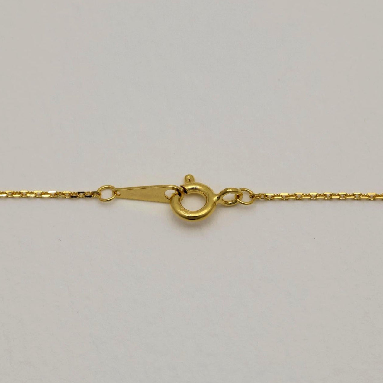Spring clasp and tag detail of the gold vermeil Noémie necklace

