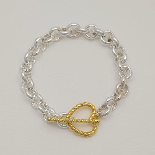 Circular flat lay of the gold vermeil Floriane bracelet against a neutral background.
