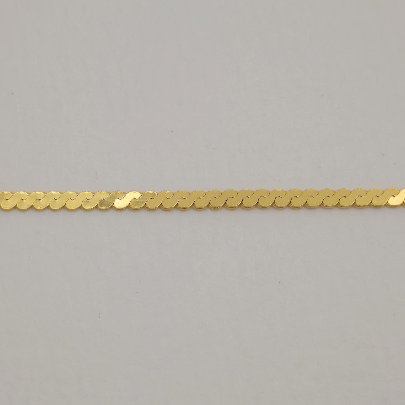 Detailed top view of gold vermeil flat chain bracelet with interlocking links and subtle sheen.