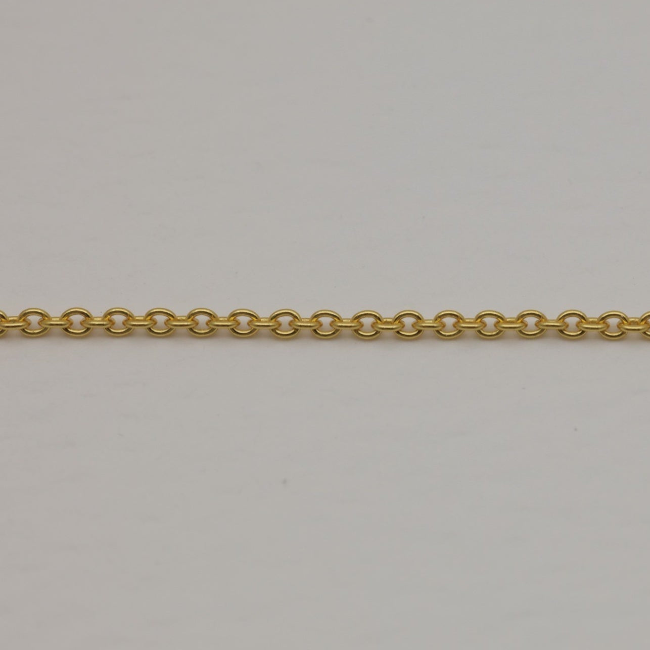 Fine cable chain detail of Émilise necklace in gold vermeil