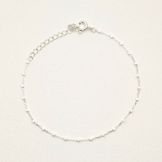 Énora Chain Bracelet in sterling silver displayed in full on a soft background.
